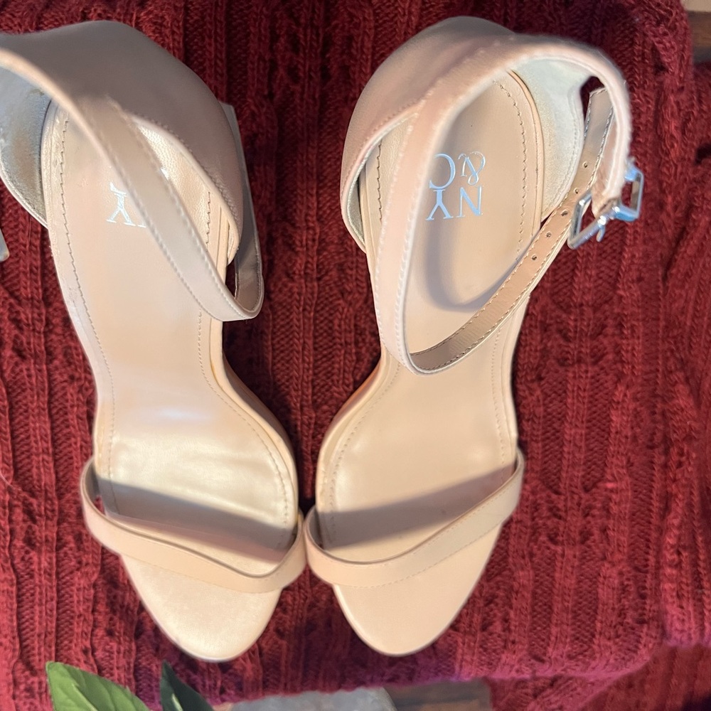 Nude strap sandal. Silver buckle.